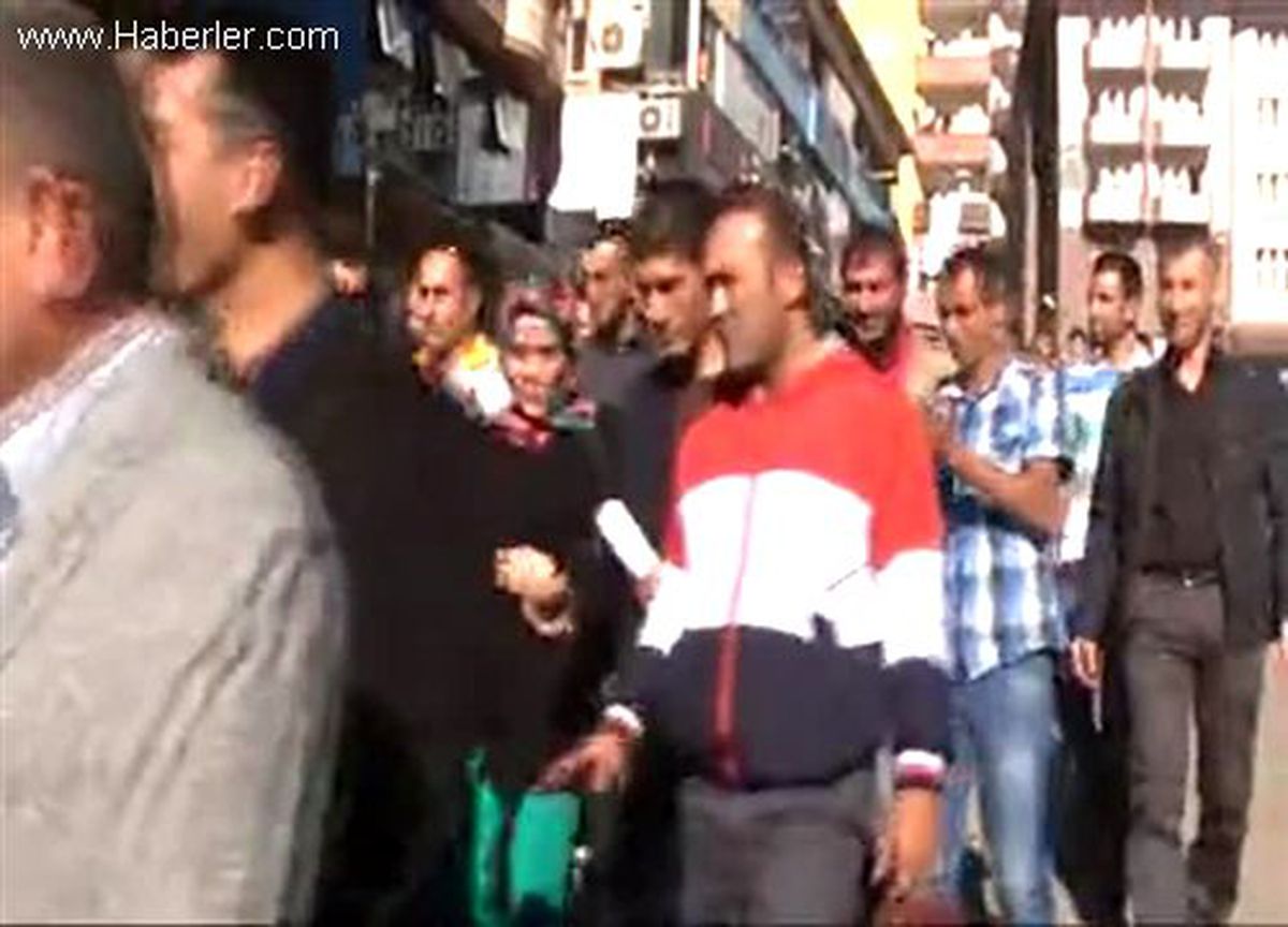 İşten çıkarılan işçiler oturma eylemi yaptı