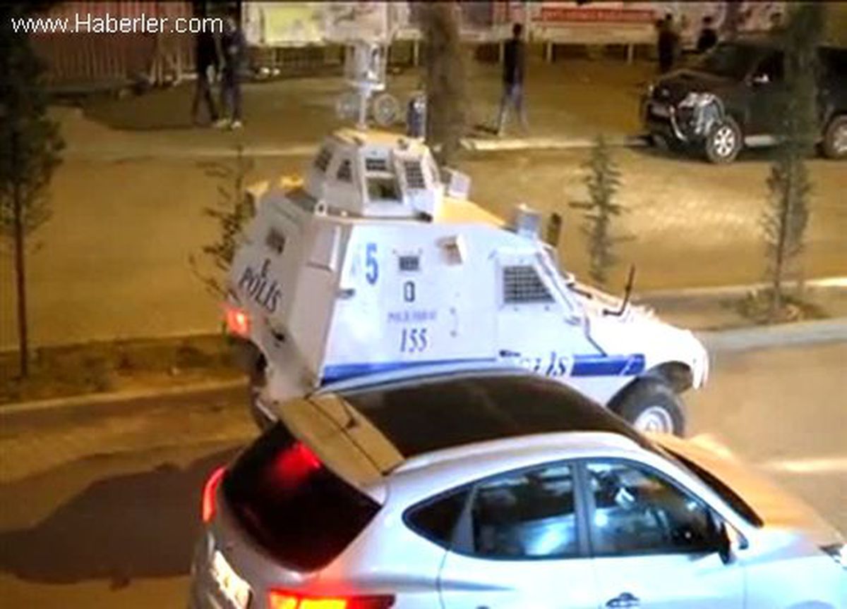 Hakkari\'deki İzinsiz Gösteriye Polis Müdahalesi