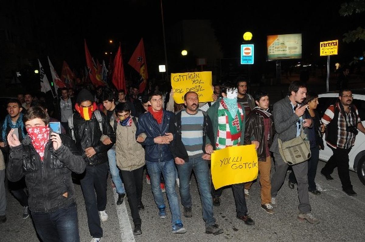 ODTÜ\'deki Ağaç Sökümü İzmir\'de Protesto Edildi