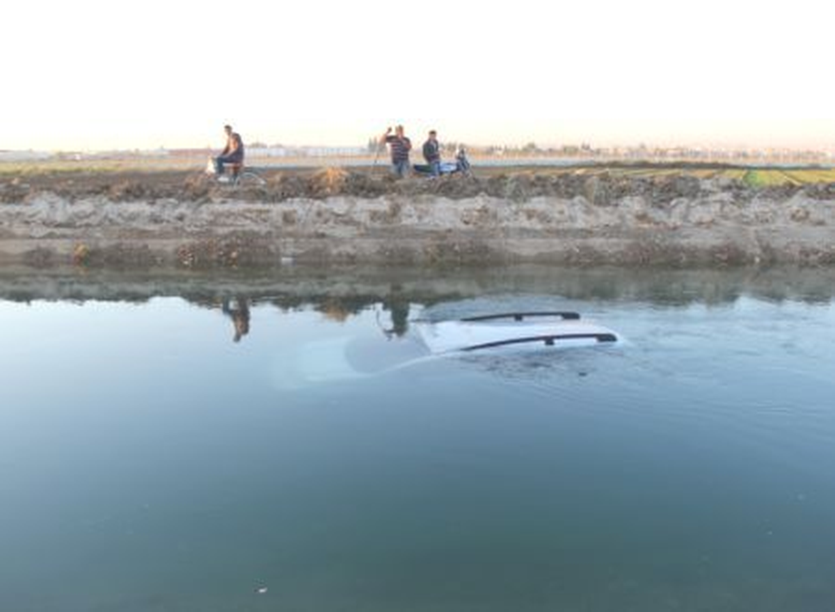 Kamyonet Sulama Kanalına Devrildi