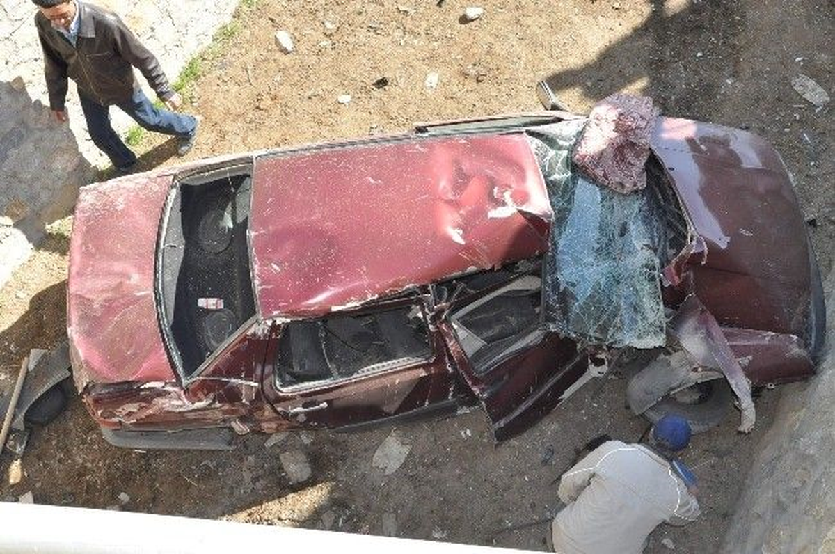 MHP\'li Başkanın Lastiği Patlayan Otomobili Altgeçide Düştü: 1 Ölü, 1 Yaralı (2)