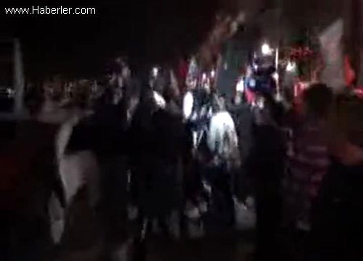 ODTÜ\'deki Ağaç Sökümü İzmir\'de Protesto Edildi