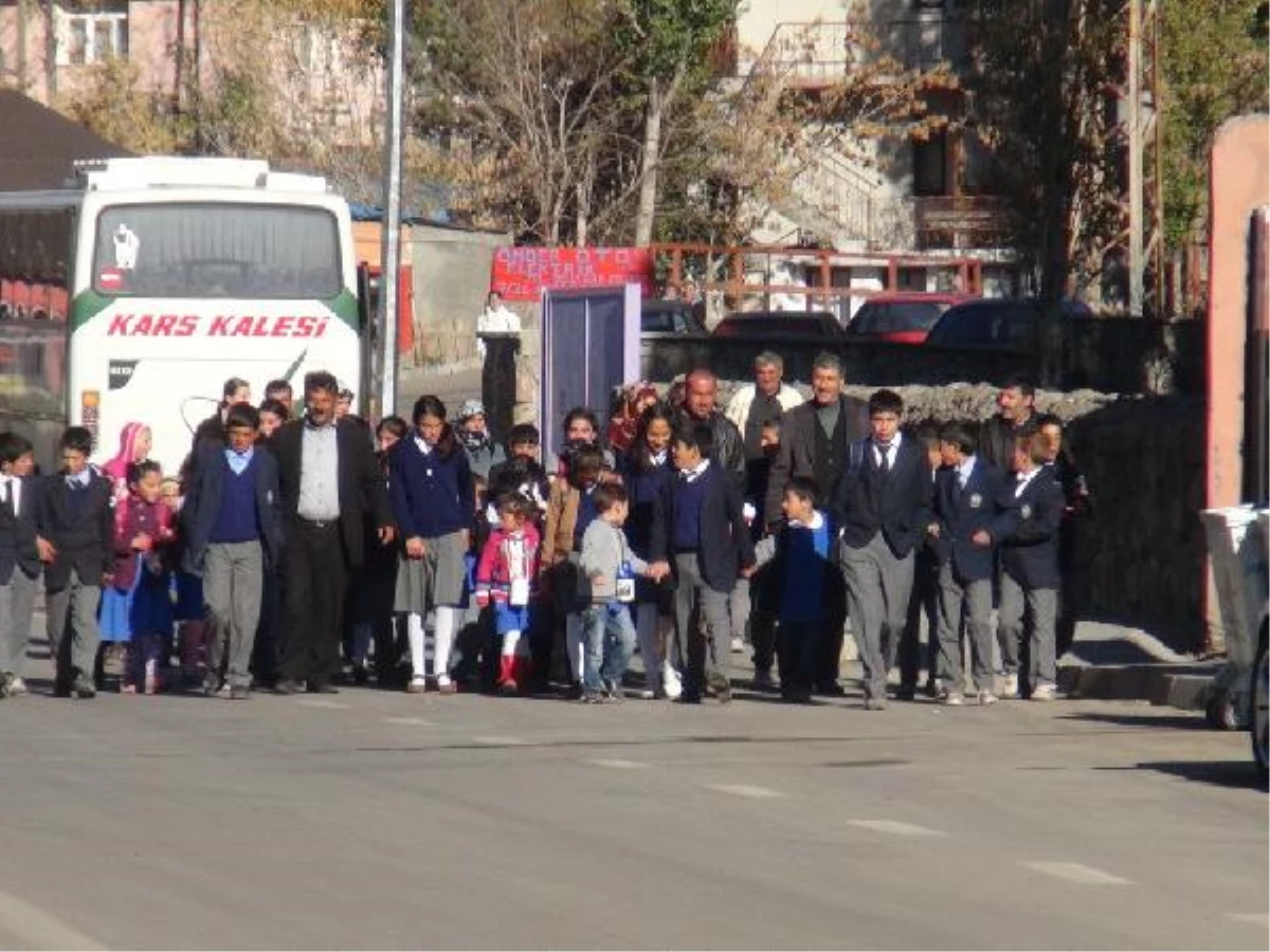 Öğrenciler ve Velileri Servis İçin Belediyeye Yürüdü