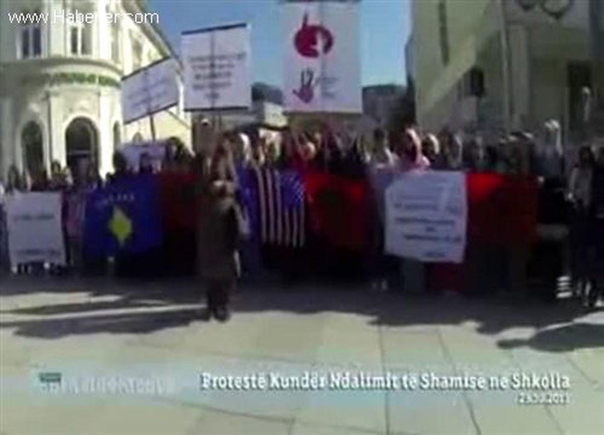 Okullarda Başörtüsü Yasağı Priştine\'de Protesto Edildi