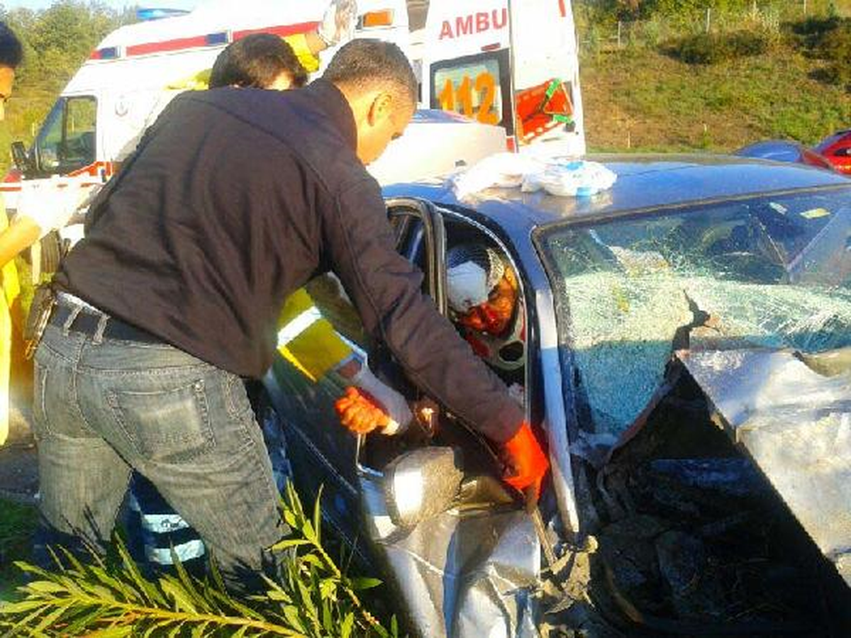 Otomobil Otobüse Çarptı: 6 Yaralı