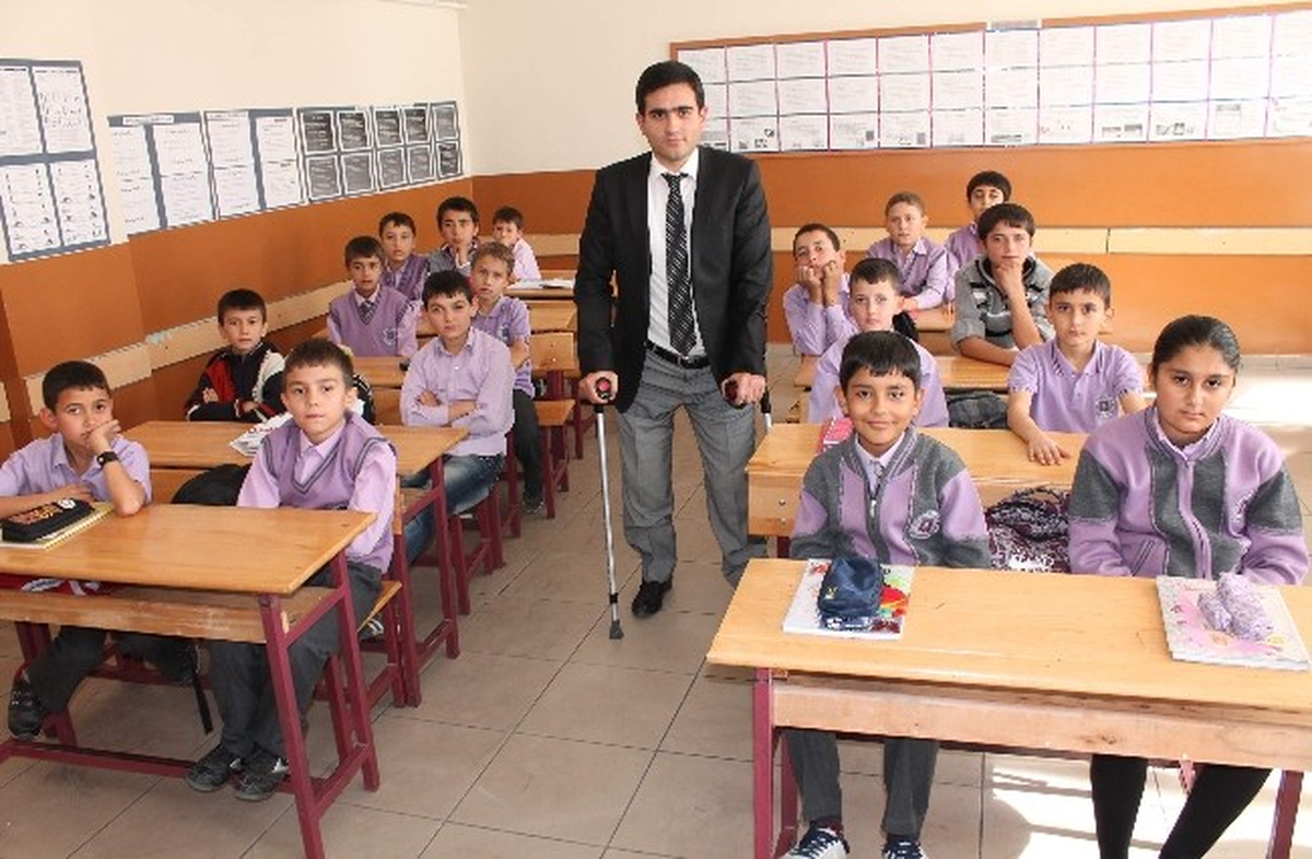 (Özel Haber) Van Depreminde Bacaklarını Kaybetti Ama Öğretmenliği Bırakmadı