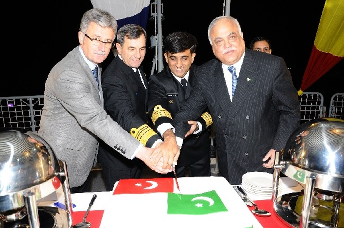 Pakistan Fırkateyni Pns-Aslat Gölcük Limanında