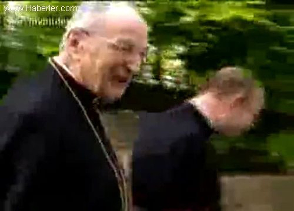 Papa, Tartışılan Piskopos Görev Yapmayacak