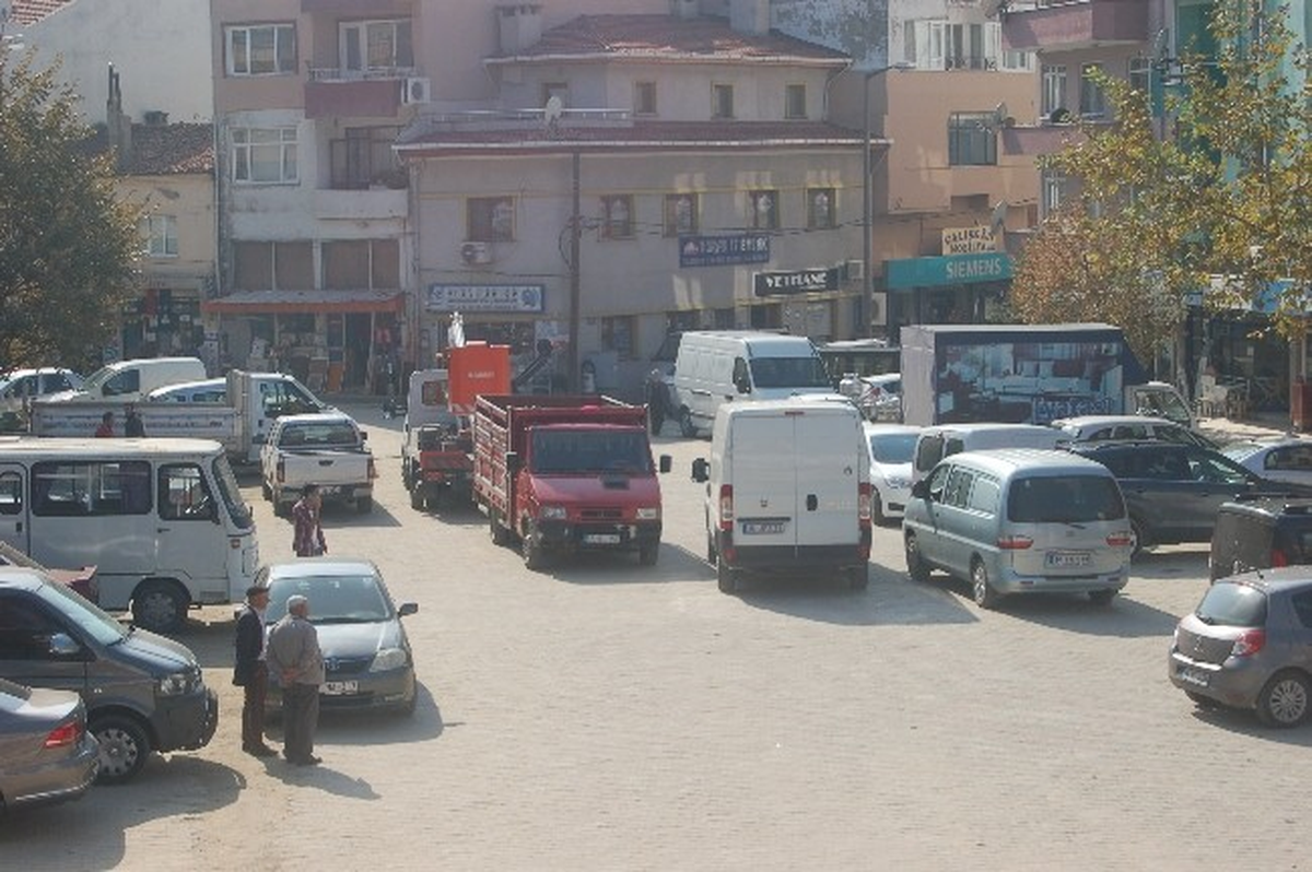 Pazar Meydanı Otopark Alanına Döndü