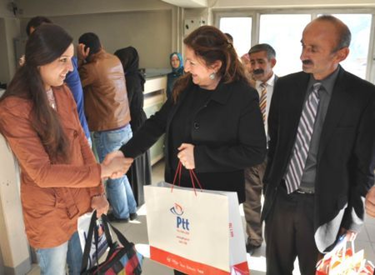 PTT 173. Müşteriye Hediye Verdi
