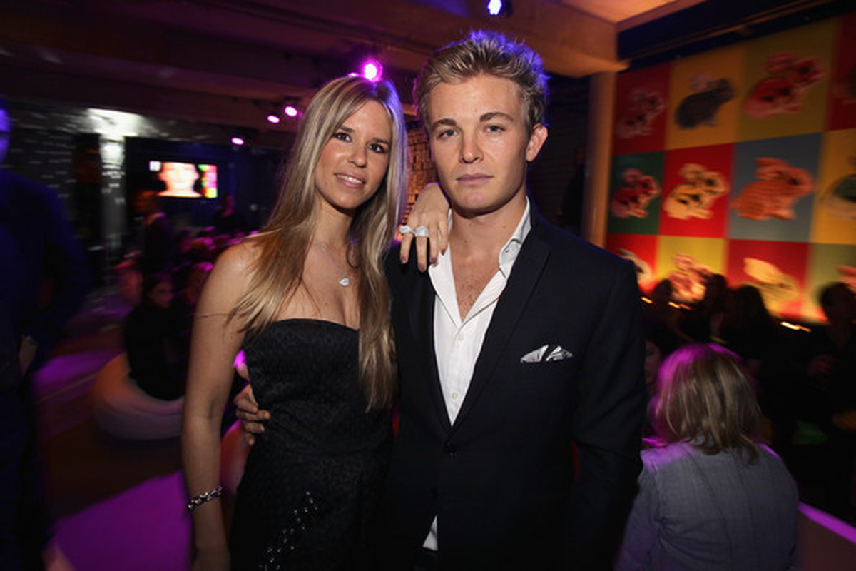 Rosberg Nişan Yüzüğünü Taktı
