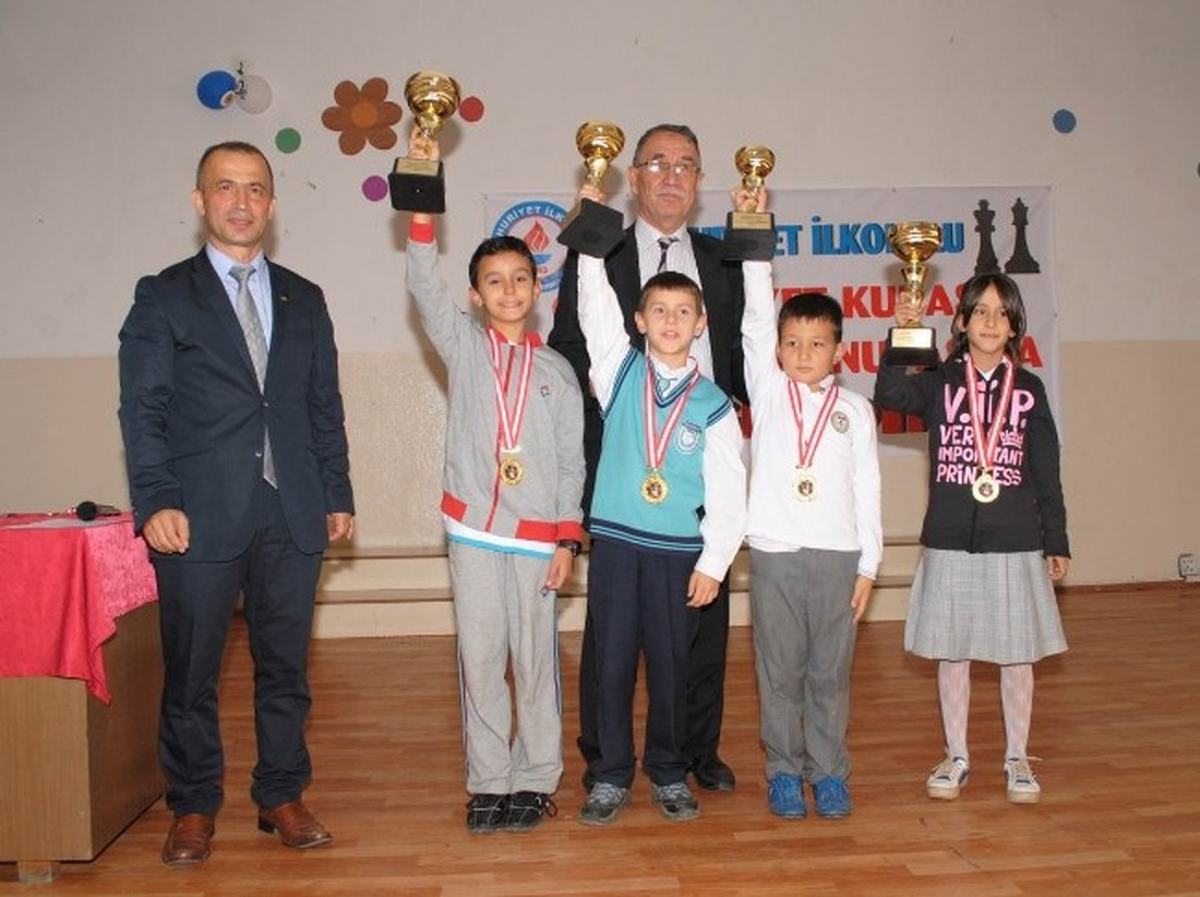 Satranç Turnuvası Şampiyonları Ödüllerini Aldı