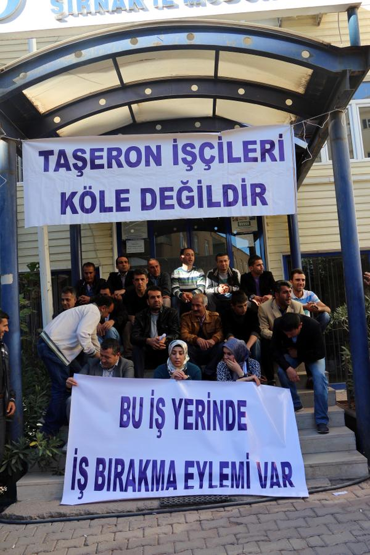 Şırnak\'ta İşten Çıkarılan 60 İşçi Oturma Eylemi Başlattı