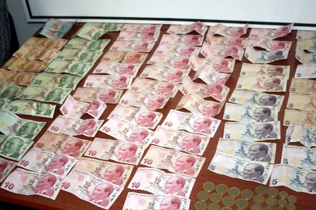Suriyeli Dilencinin Üzerinden Bin 300 TL Çıktı