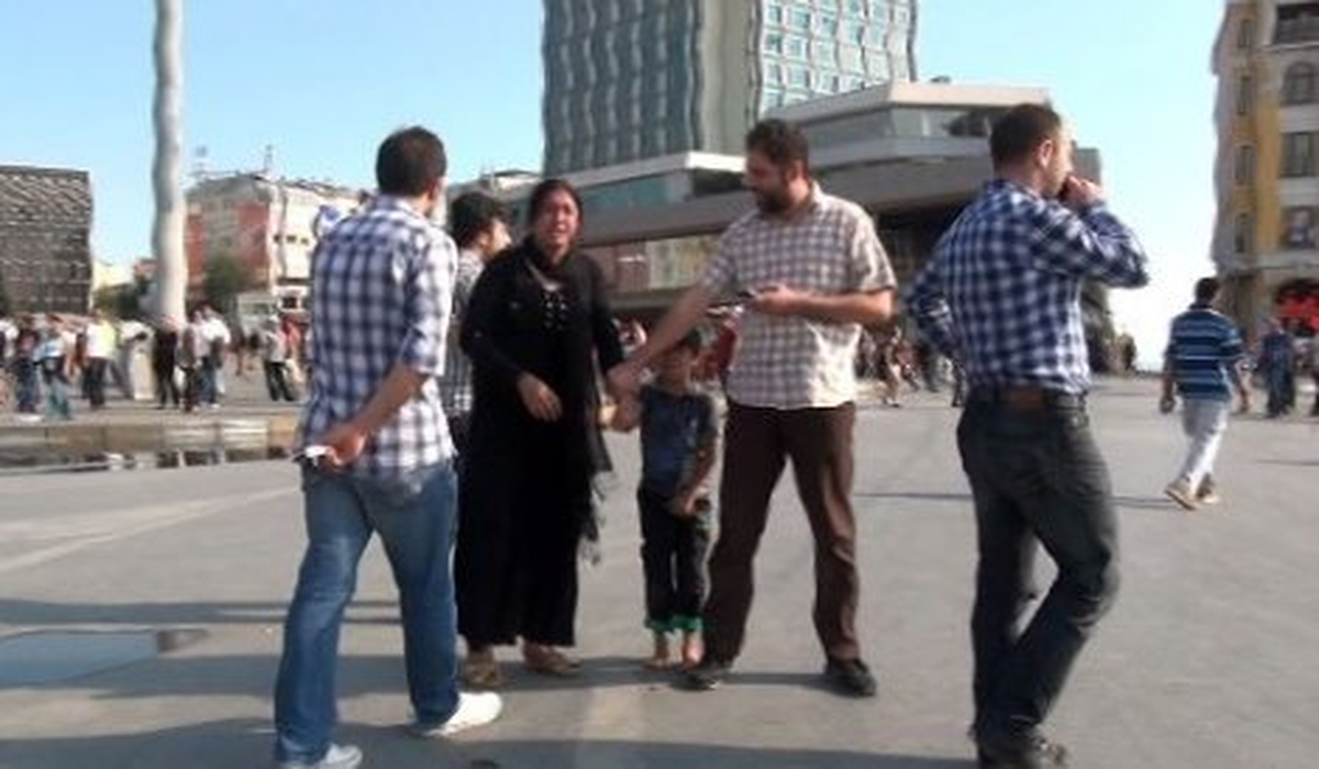 Taksim\'de Başkasının Çocuğuyla Dilenirken Yakalandı