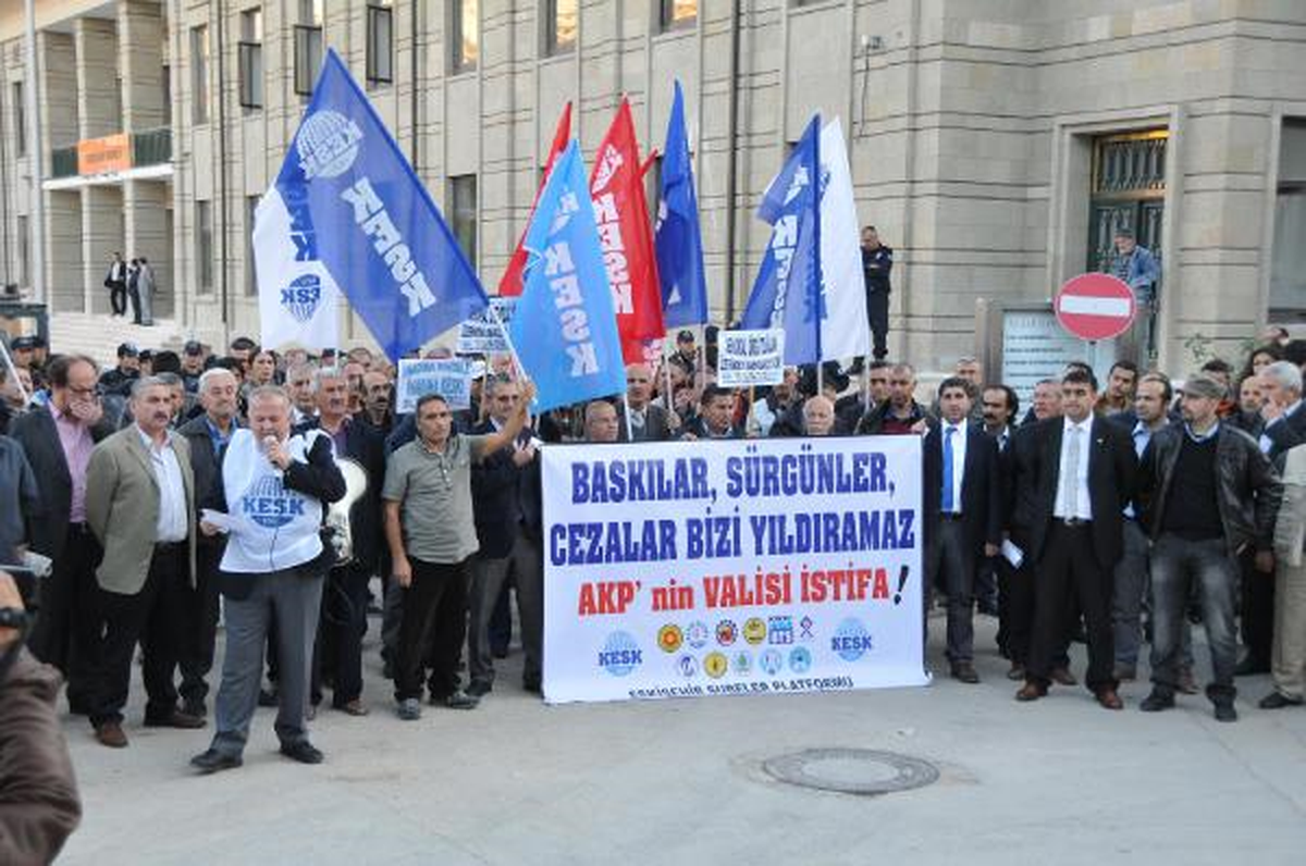 Valilik Önünde Toplanan Grup Eğitim-Sen Üyesinin Tayinine Tepki Gösterdi