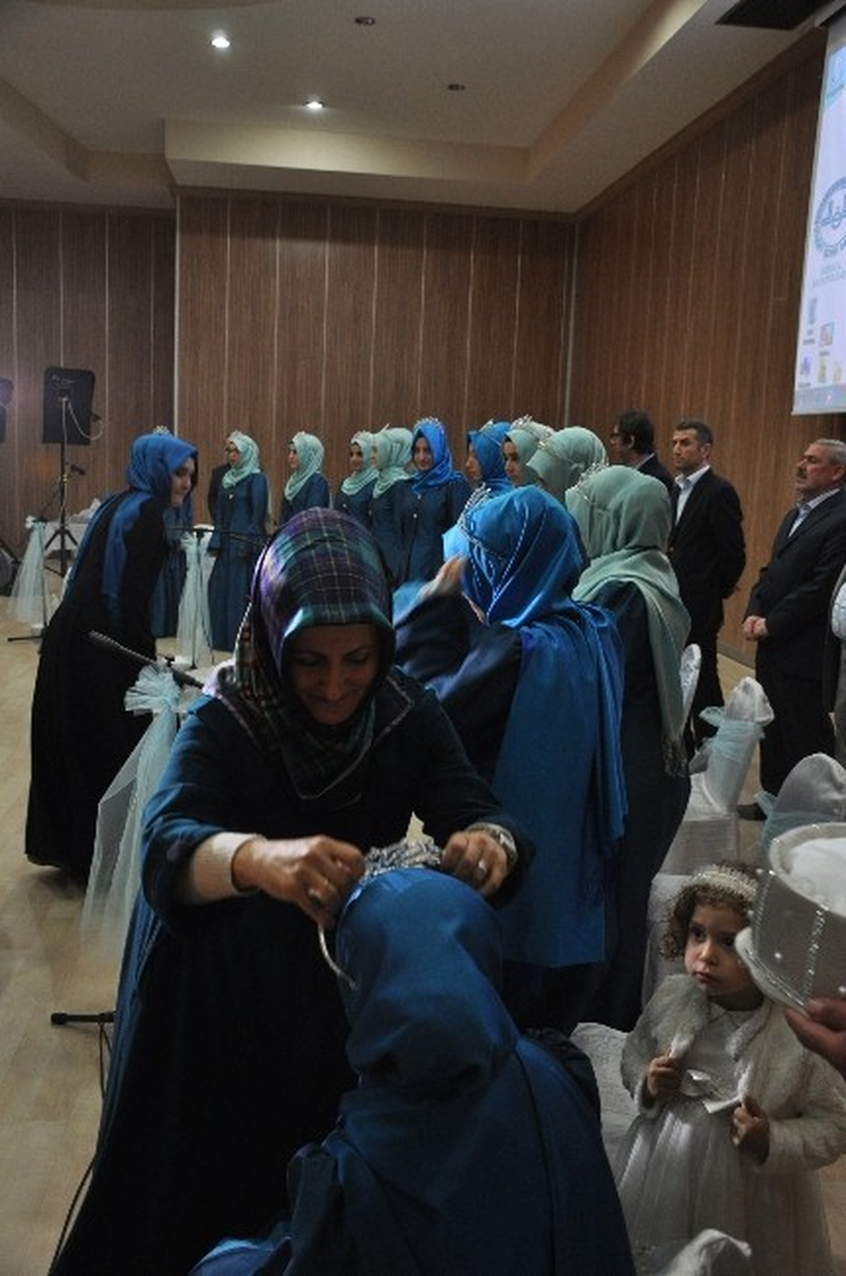12 Genç Kıza Hafızlık Tacı