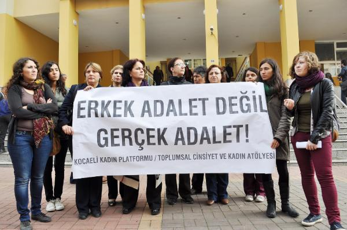Kadınlar Tecavüz Davasında Protesto Gösterisi Yaptı