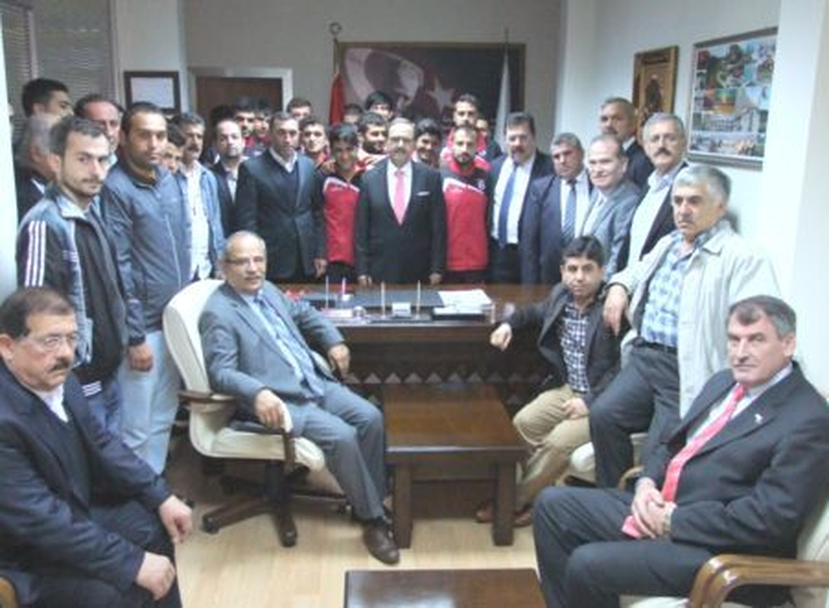 1930 Bafraspor Futbolcuları, Belediye Başkanı Şahin\'e Ziyaret