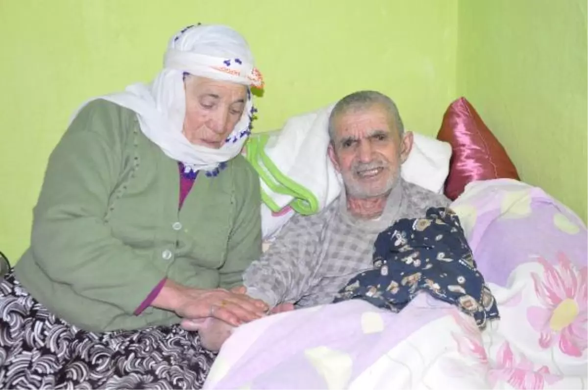 7 Yıldır Felçli Eşine Bakıyor