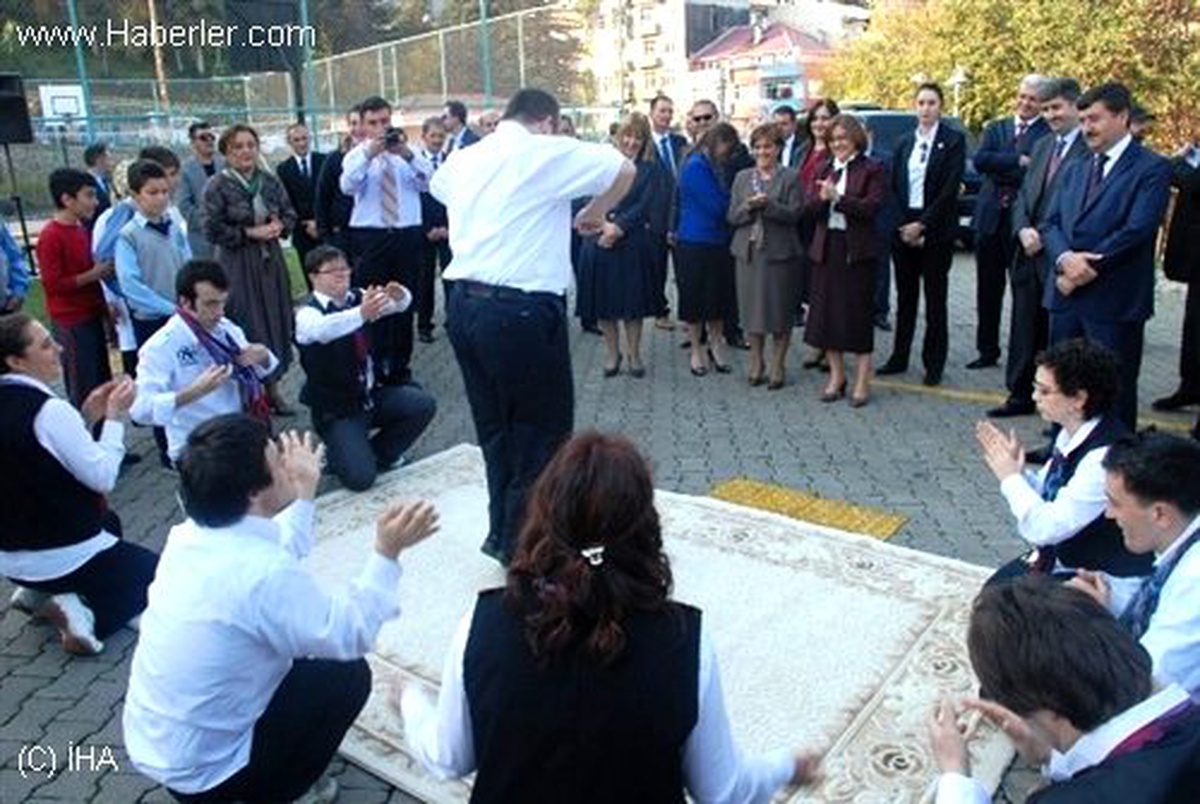 Aile ve Sosyal Politikalar Bakanı Şahin, Rehabilitasyon Merkezi\'nde Kolbastı ile Karşılandı