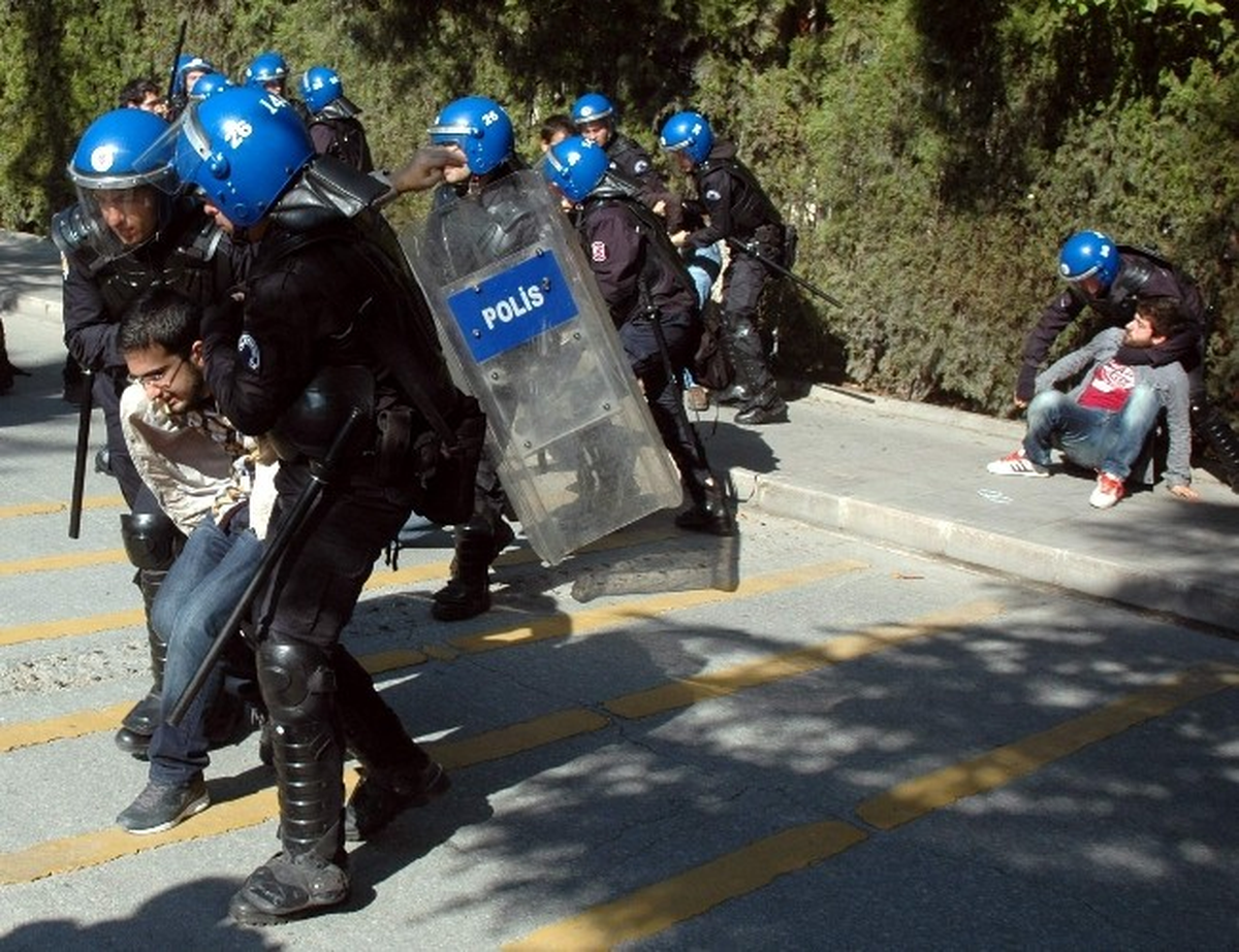 AK Parti Genel Başkan Yardımcısı Çelik\'in Katıldığı Etkinlikte Protesto