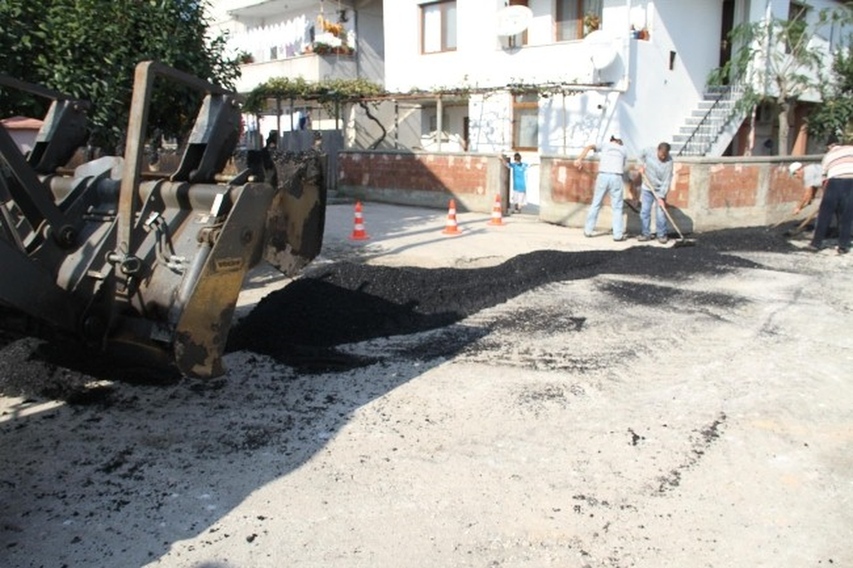 Akyazı\'da Asfalt Yama Çalışmaları Devam Ediyor