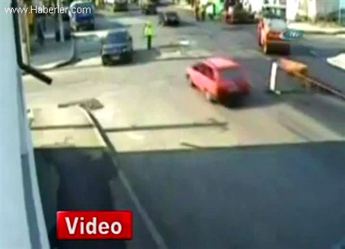 Boğa, Trafik Polisine Saldırdı