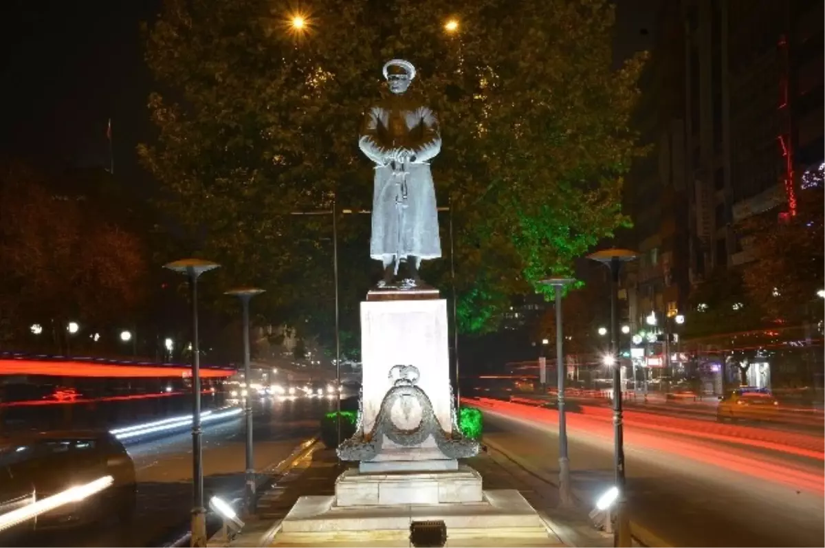 Atatürk Bulvarı\'ndaki Tarihi Anıtlar Yeniden Işıklandırıldı