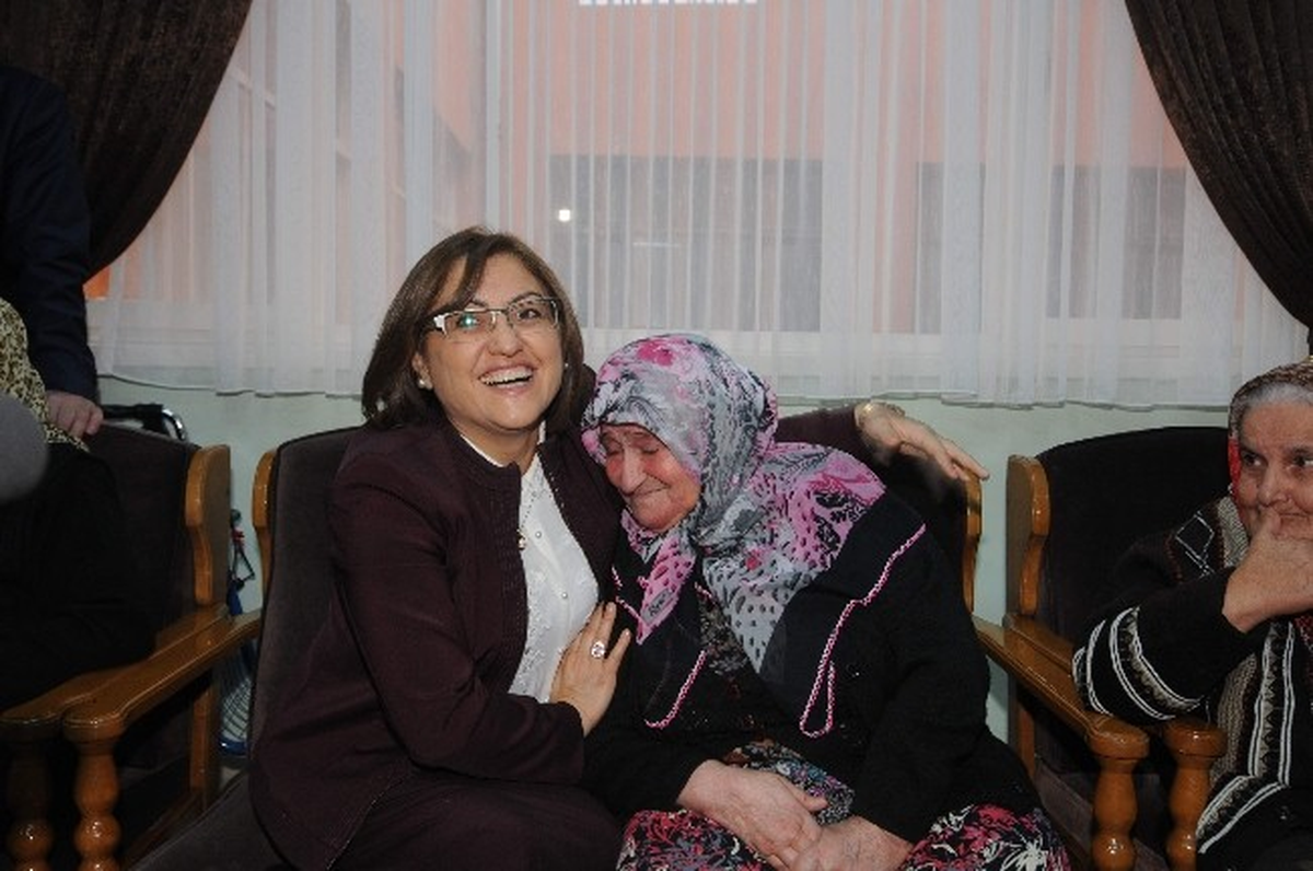 Bakan Şahin, Huzurevini Ziyaret Etti
