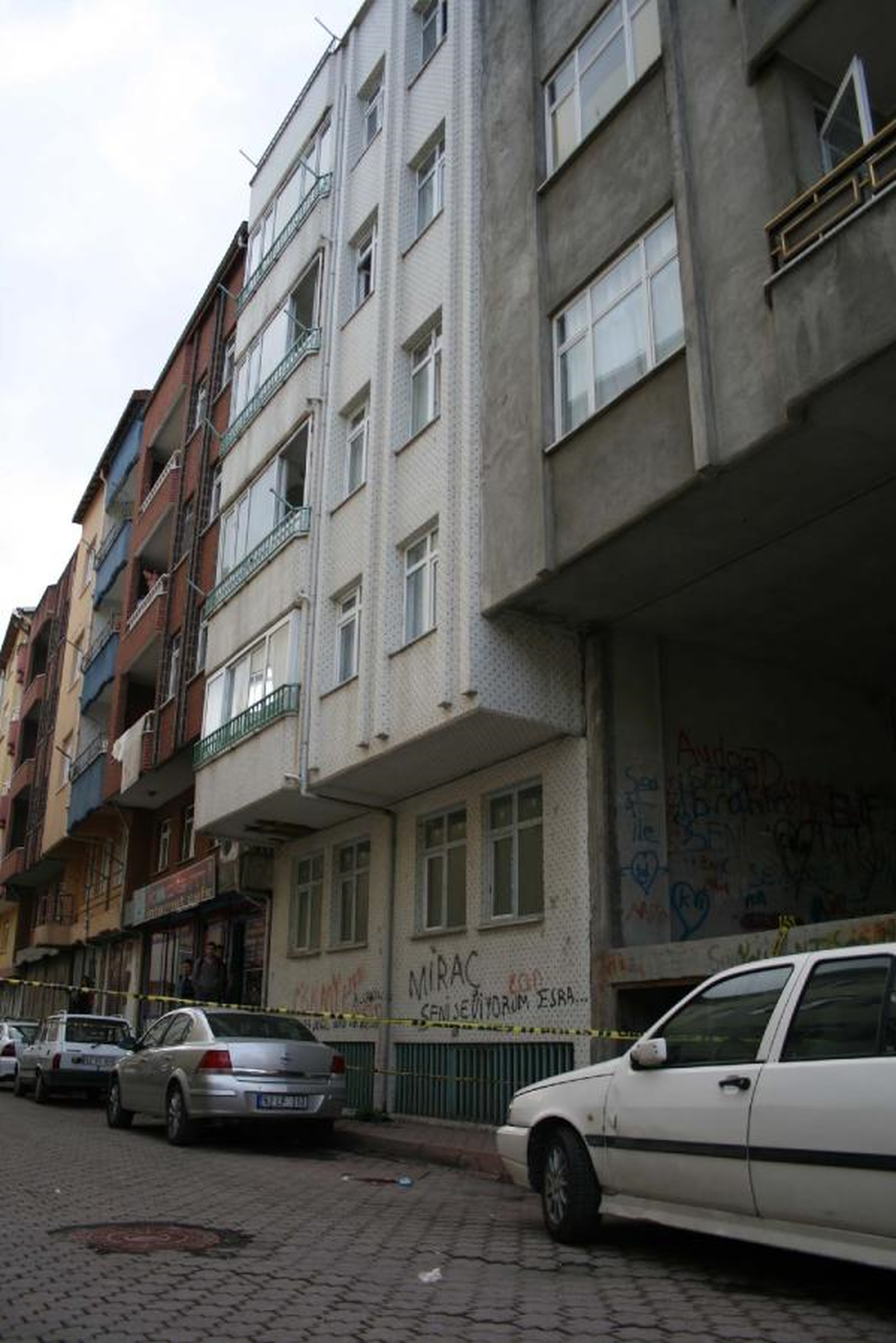 Cam Silerken 5. Kattan Düşüp Öldü