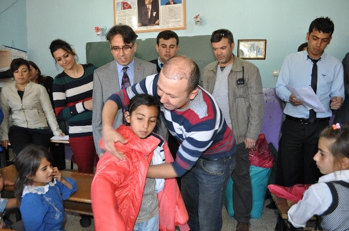 Çermik Polisinden Öğrencilere Giysi ve Kırtasiye Yardımı