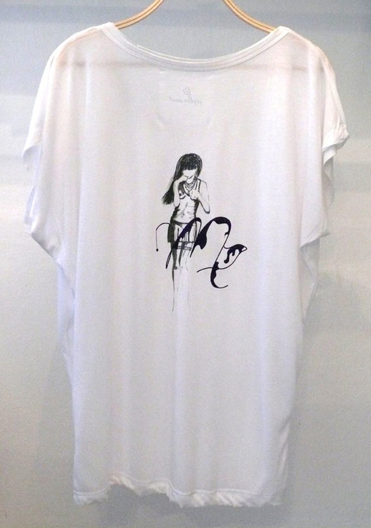 Ceylan İnsel\'in Tasarladığı T-shirtler Astrolojik Sanat\'ta