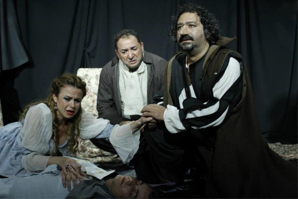"Cyrano de Bergerac" Tiyatro Ak\'la Kara\'da Promier Yaptı