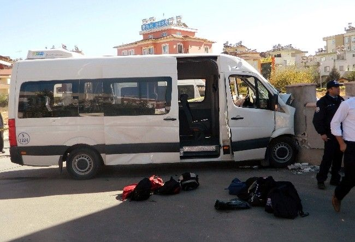 Gaziantep\'te Öğrenci Servisi Kaza Yaptı 16 Yaralı