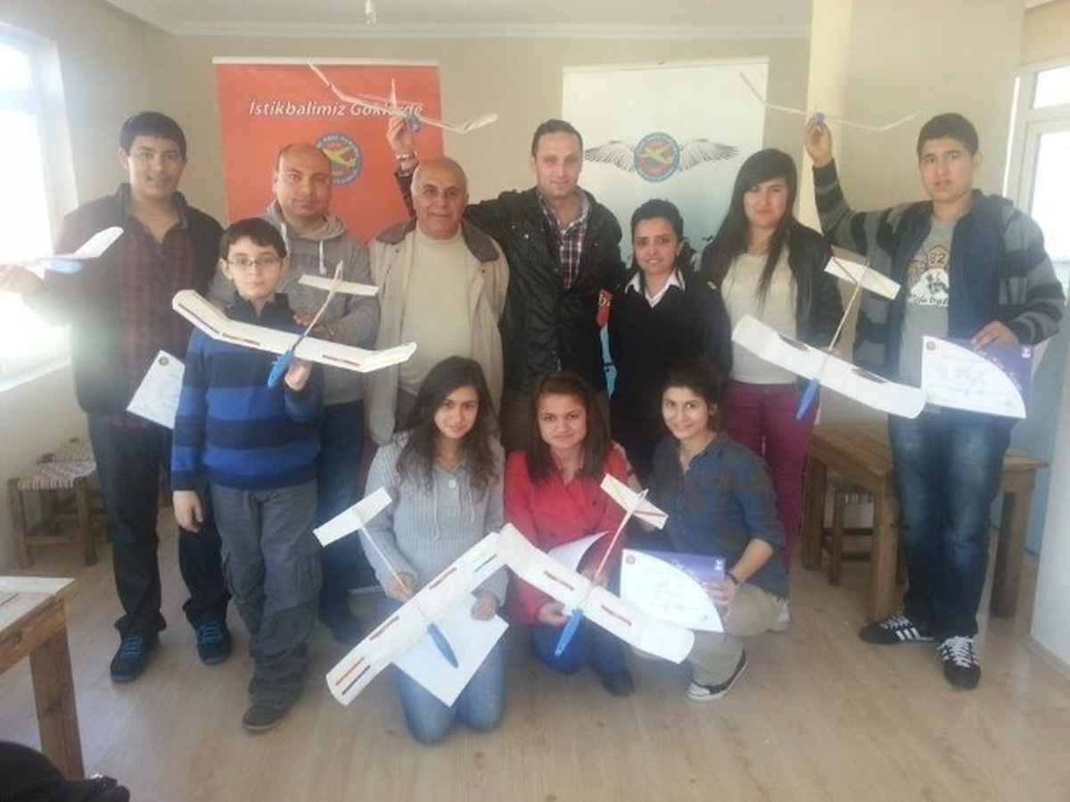 Gençlik Merkezi Model Uçak Yapımı Kursu Açtı