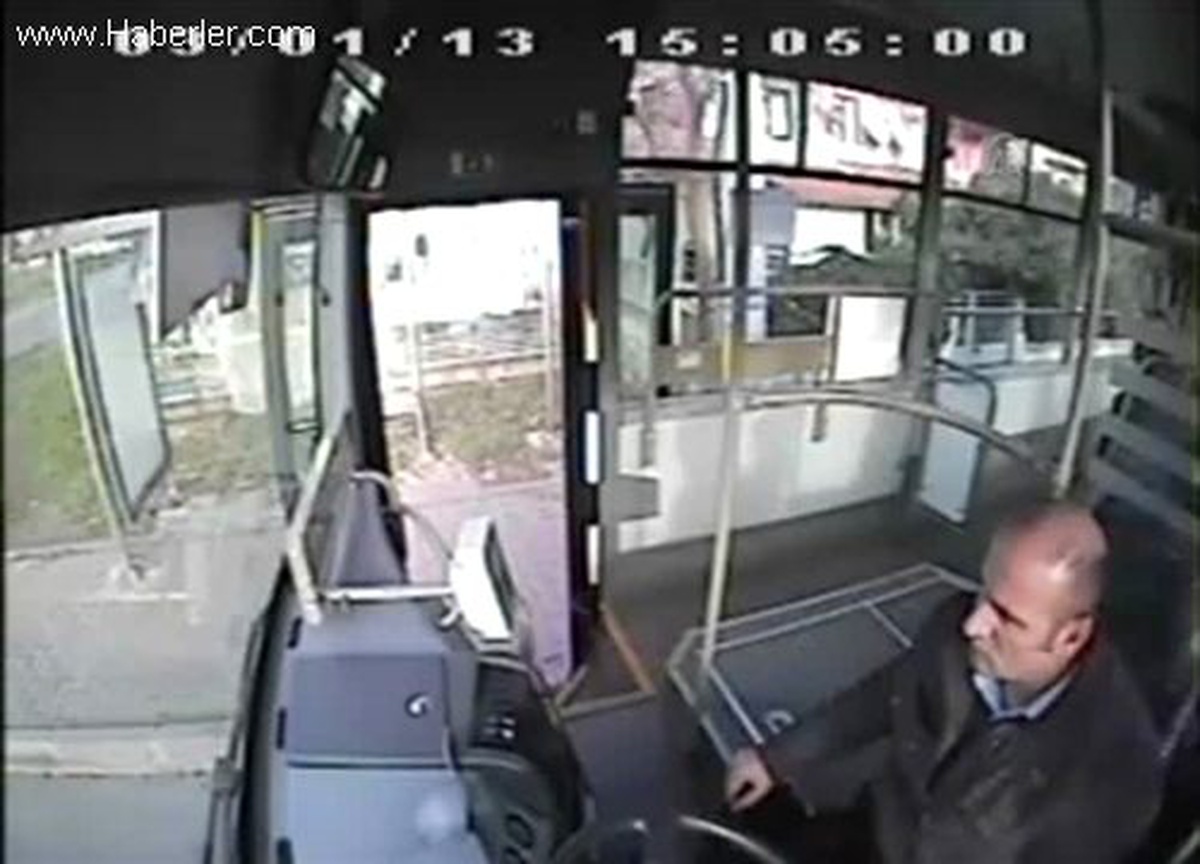 Halk otobüsündeki tartışma güvenlik kamerasına yansıdı