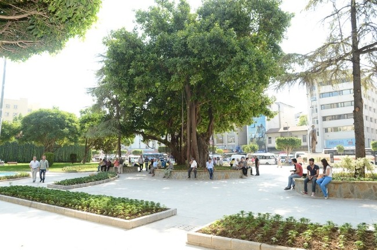Hem Park, Hem Meydan