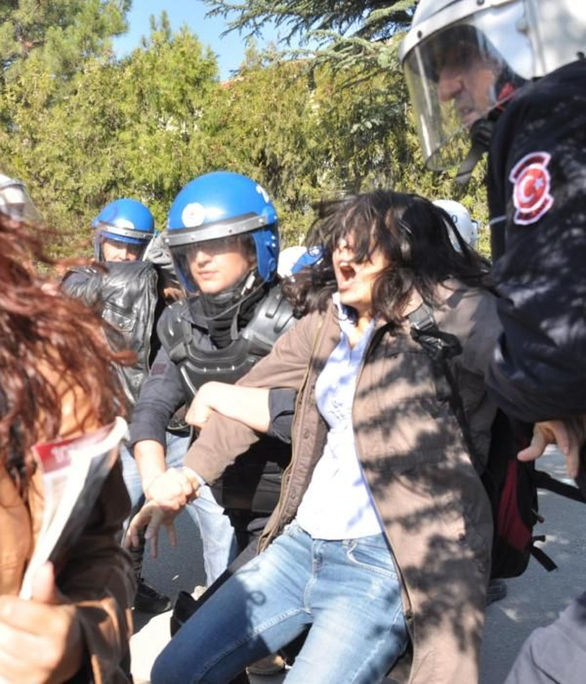 Hüseyin Çelik\'i Protesto Eden Gruba Müdahale : 15 Gözaltı