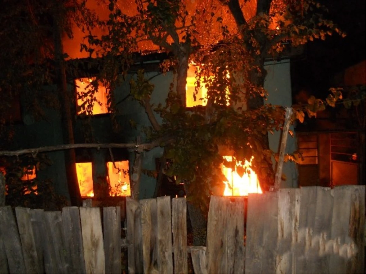 İnegöl Köylerindeki Yangınlarda 1 Ev, 1 Samanlık, 1 Kuruluk Yandı
