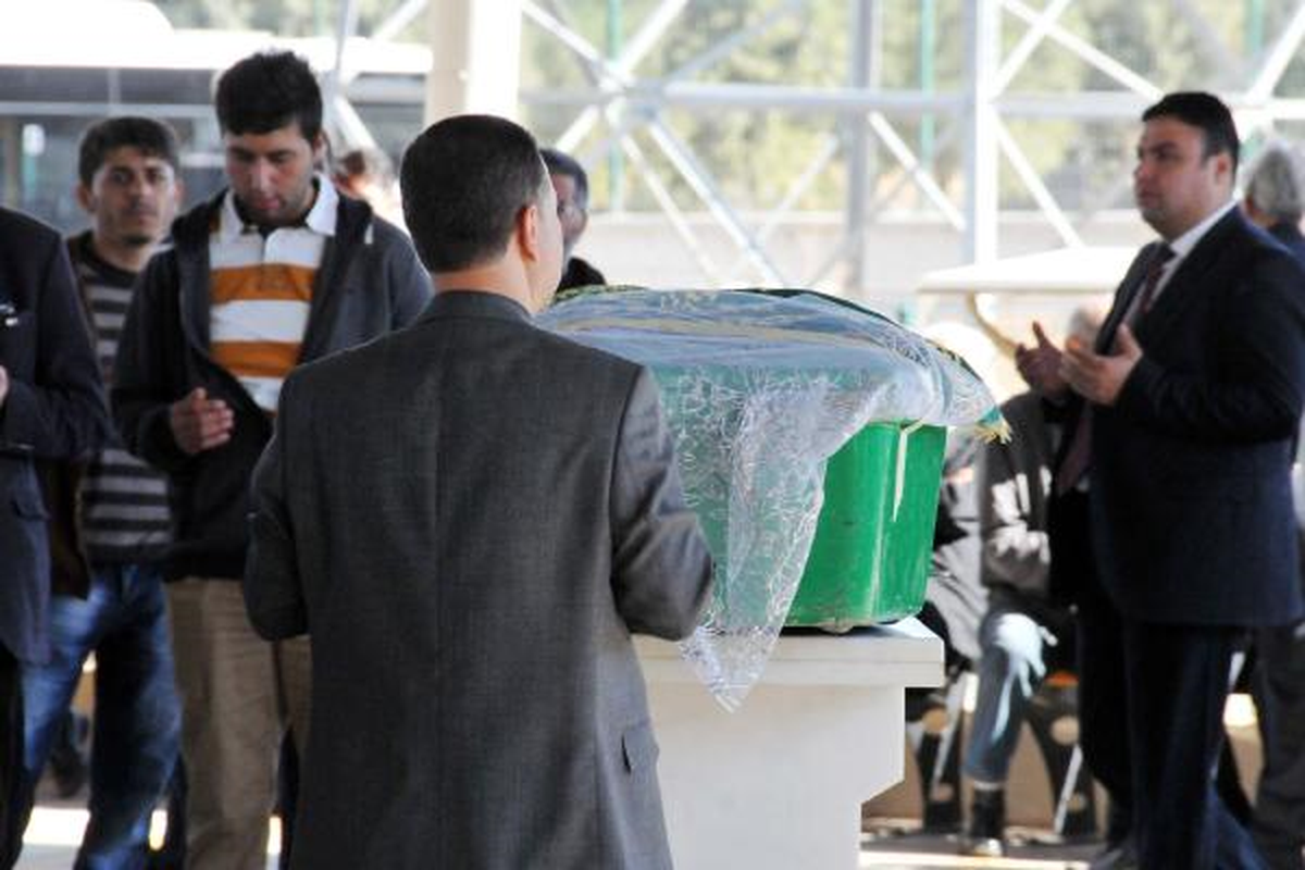 Konya\'da İntihar Eden Resim Öğretmeni Toprağa Verildi