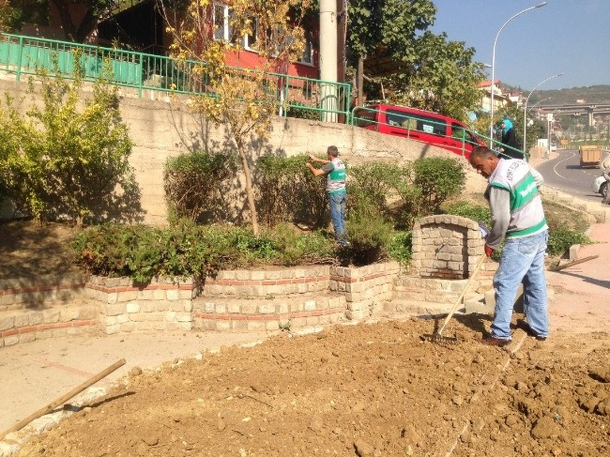 İzmit\'te Parkların Bakım ve Onarımı Sürüyor