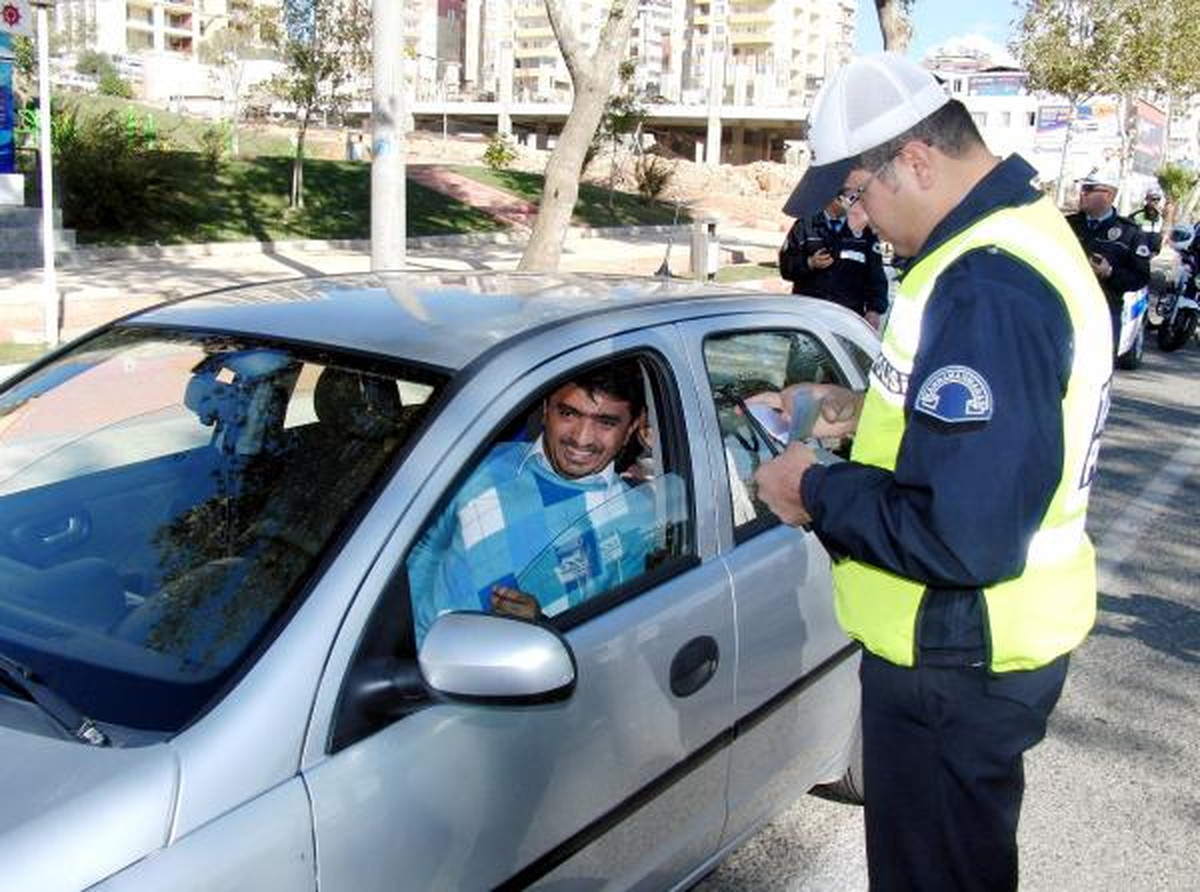 Kahramanmaraş\'ta Polisten Emniyet Kemeri Uygulaması