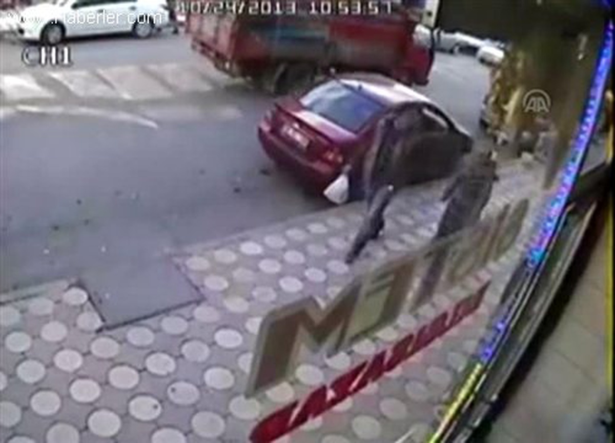 Kaza anı güvenlik kamerasında