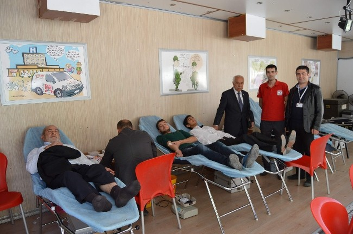 Kızılay Besni\'de Kan Bağışlarını Kabul Etti