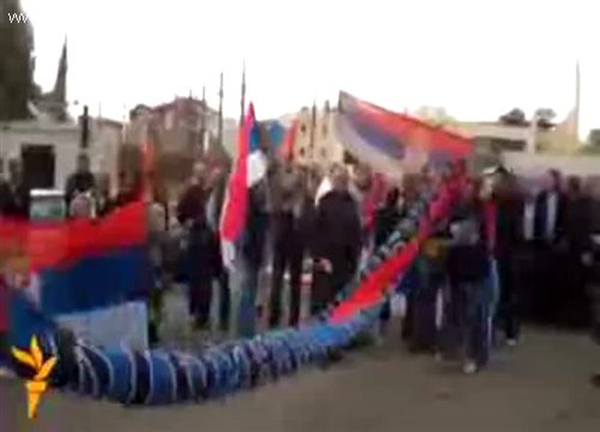 Mitroviça\'nın Sırp Bölümünde Yerel Seçimlerin Boykot Edilmesi İçin Protesto Düzenlendi