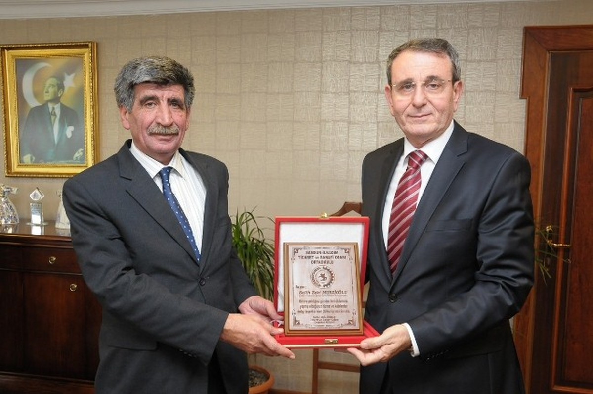 Murzioğlu\'na Eğitime Destek Plaketi