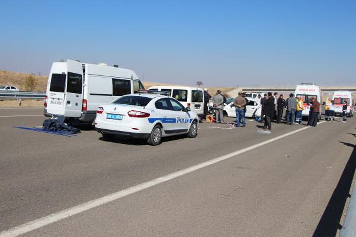 Otomobille Kaza Yaptı, Tartıştığı Eşini Öldürüp İntihar Etti