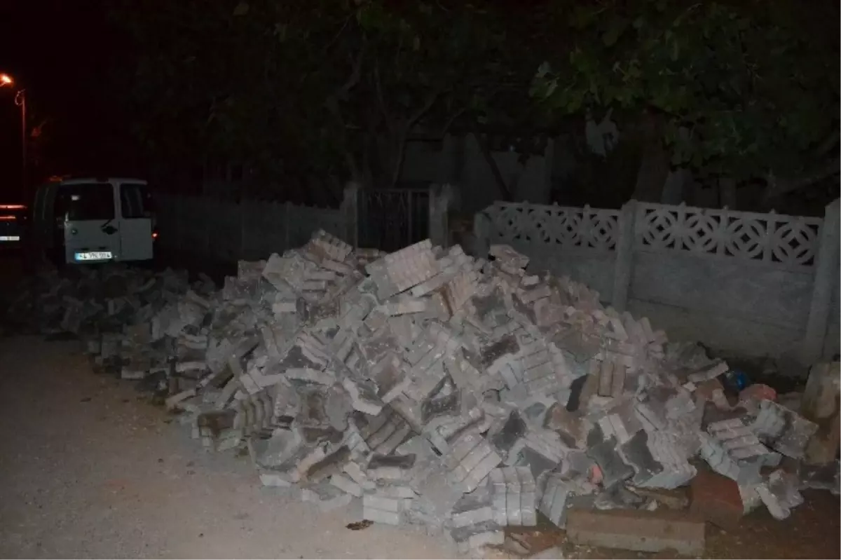 Parke Taşları Vatandaşın Evinin Girişini Kapattı