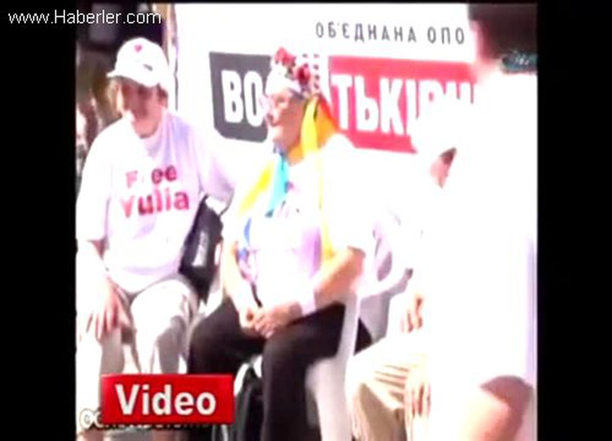 Rusya\'da Sunucu Canlı Yayında Bakın Ne Yaptı